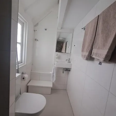 Проживание в семье Edam, Garden With Private Entrance And Rural View Эдам